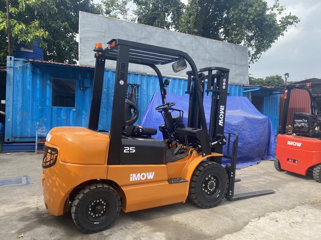 Xe nâng dầu 2.5 Tấn