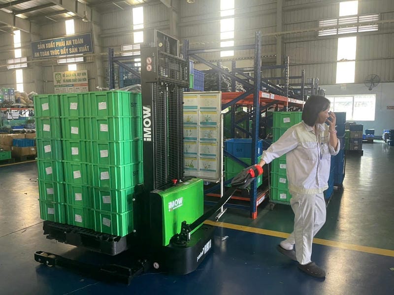 Xe Nâng Tay điện Stacker 1.8 Tấn 6