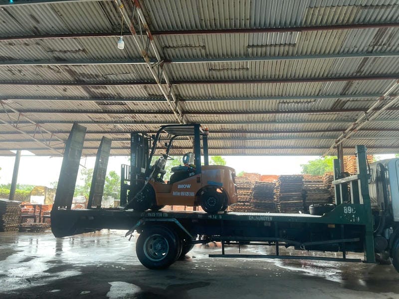 Giá phụ thuộc động cơ, chiều cao nâng, loại lốp, khung nâng, hộp số và bộ