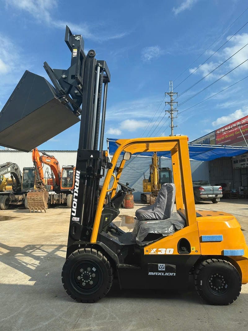 Xe Nâng Dầu 3 Tấn Gắn Gàu Xúc