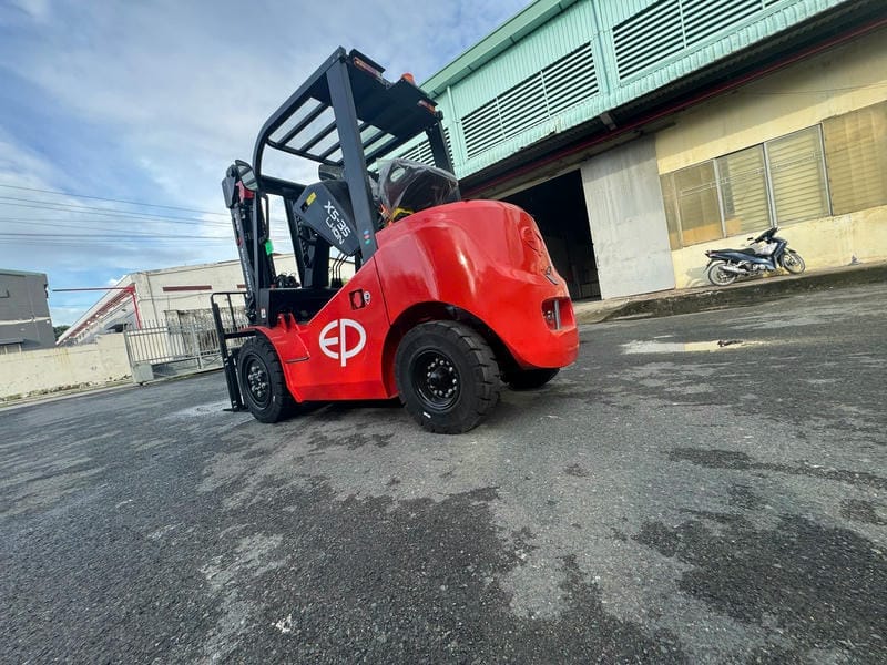 Nếu kho có lối đi dưới 3.2 m, xe 2 tấn thường dễ tối ưu hơn