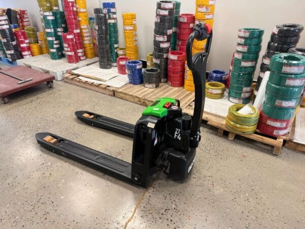 Nhân viên vận hành xe nâng tay điện trong nhà xưởng