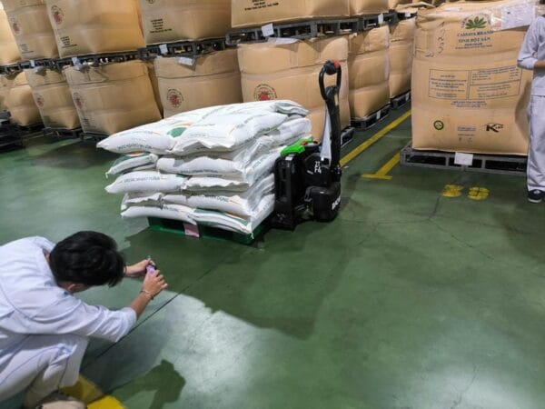 Nhân viên dùng xe nâng tay điện tiết kiệm