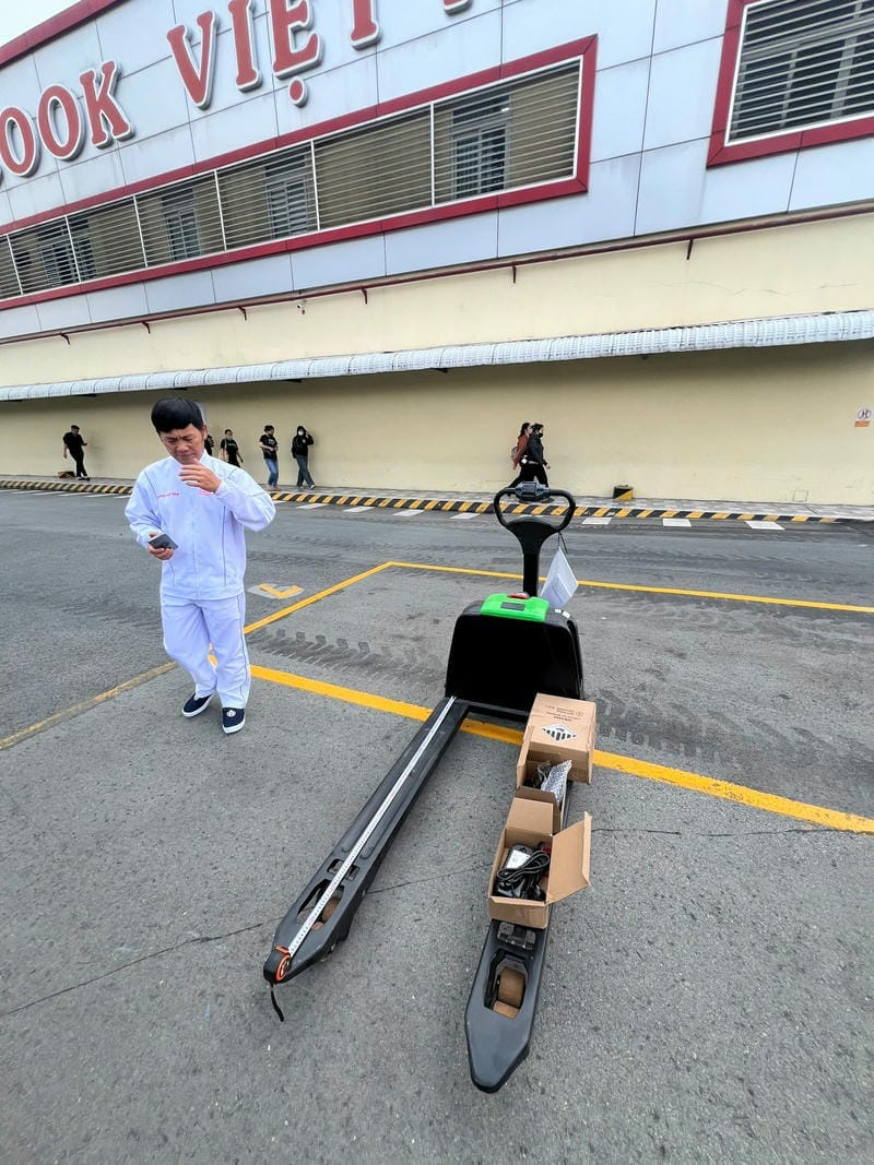 So sánh xe nâng tay điện 3 tấn với dòng khác