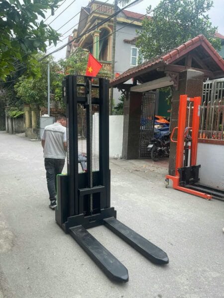 Xe nâng tay điện trong kho hàng