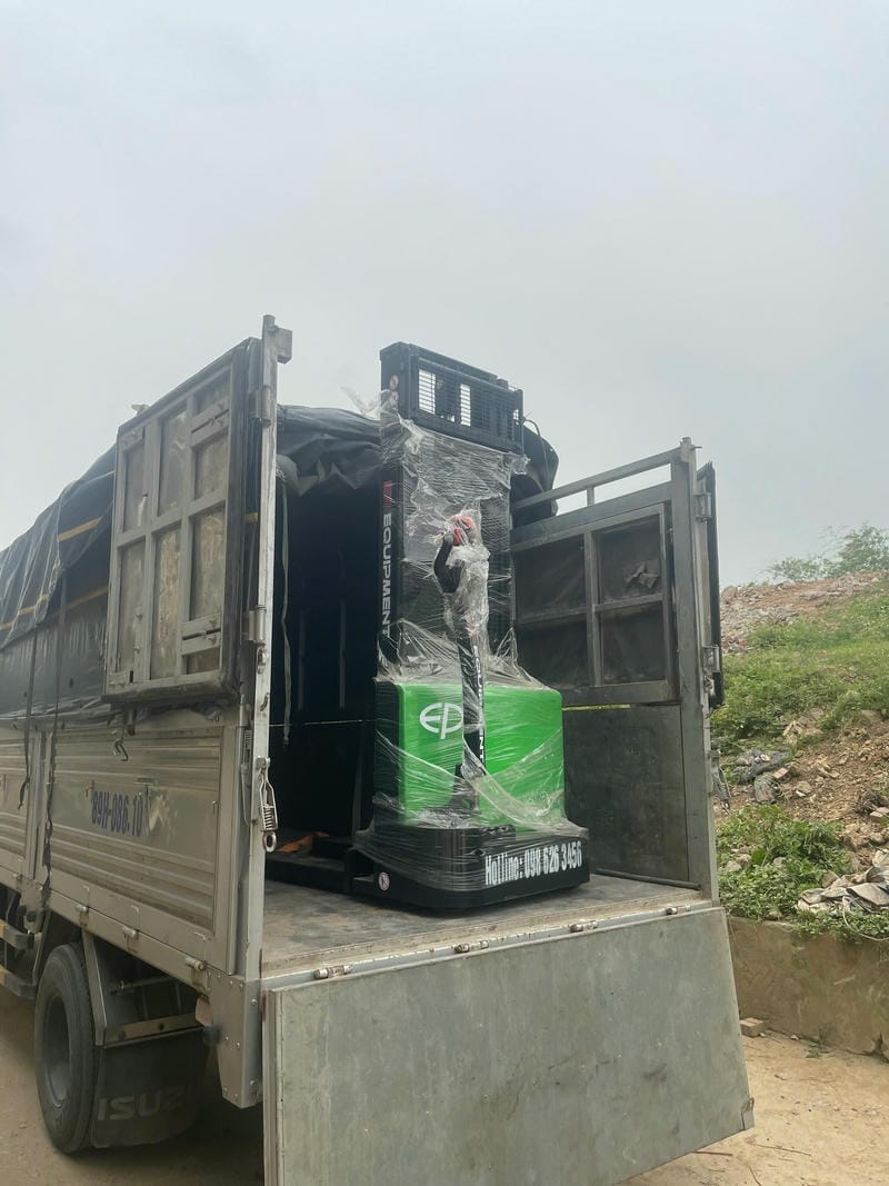 Xe nâng tay điện phù hợp kho nhỏ