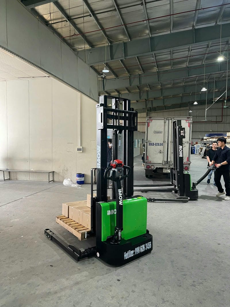 Xe Nâng Tay Điện 1 Tấn Phù Hợp Với Nhu Cầu Nào