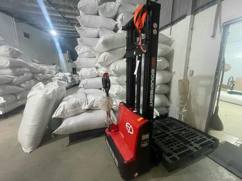 Xe Nâng điện đứng Lái Stacker