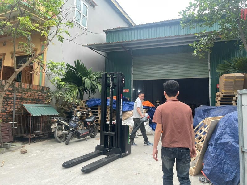 Xe nâng tay điện 3 tấn tải hàng nặng trong kho