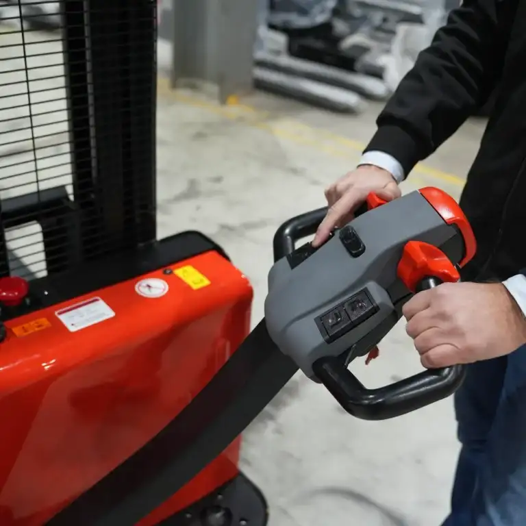 Xe Nâng Điện Stacker 1.2 Tấn Est122 Đứng Lái Nâng 3013 Mm Agm 24v 5