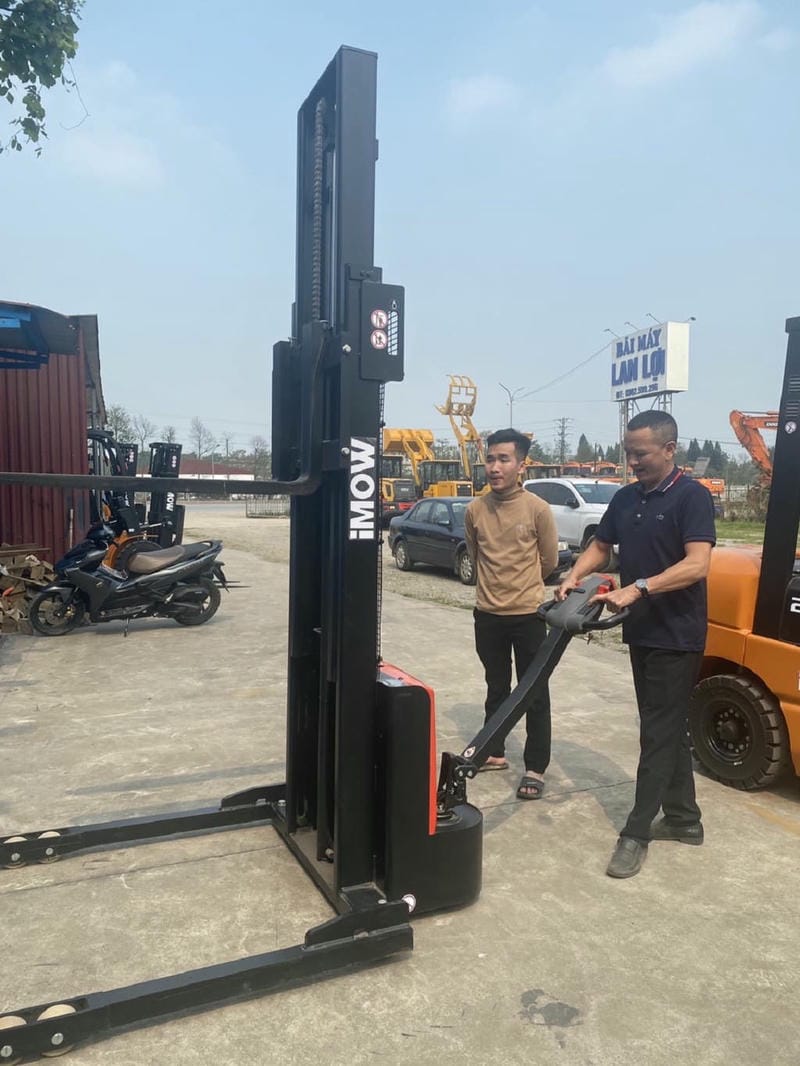 Mức tiêu thụ điện thường thấp hơn xe nâng dầu, đặc biệt trong kho kín, quãng