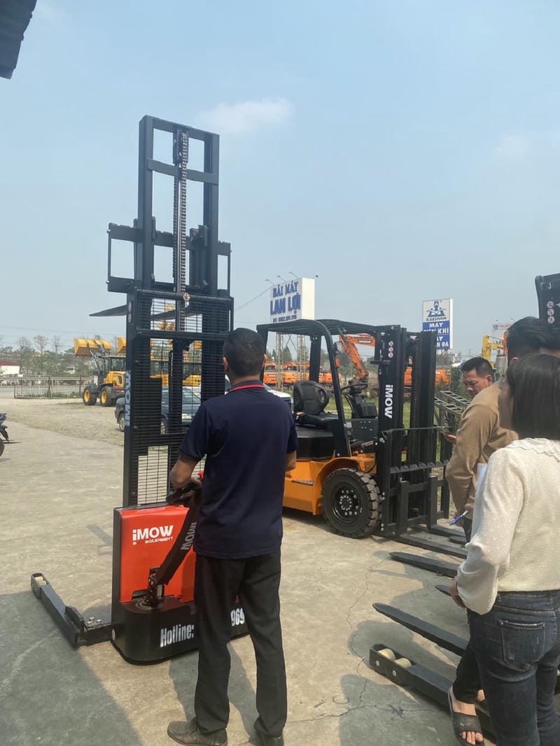 Kho nhỏ thường ưu tiên xe đứng lái vì bán kính quay nhỏ, dễ xoay trở