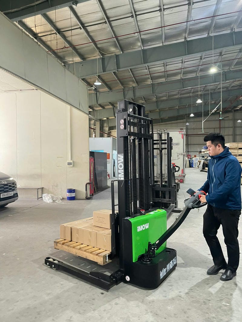 Giá thường dao động 180–420 triệu đồng, tùy tải trọng, pin lithium hay AGM, mast và