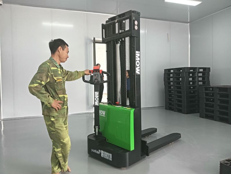 Xe Nâng Tay điện Cao Stacker 116