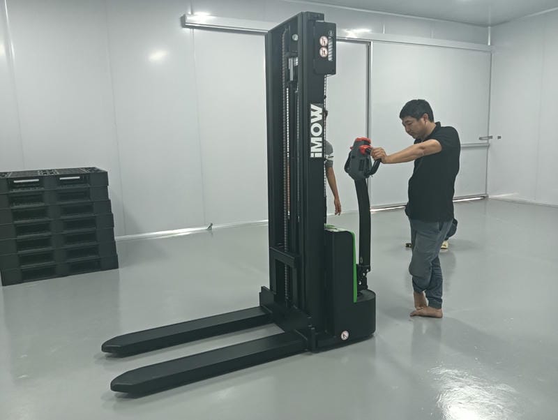 Xe Nâng Tay điện Cao Stacker 127