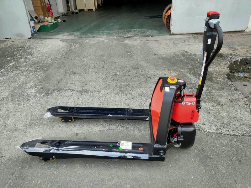 Chọn Pallet Truck khi chỉ cần kéo hàng ngang, chọn stacker khi cần nâng lên kệ