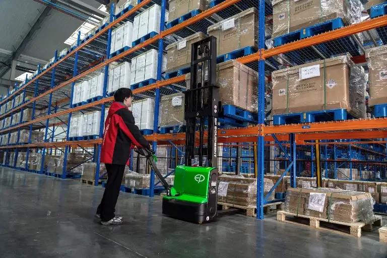 Xe Nâng Điện Đứng Lái 1.5 Tấn Stacker DS3 Chì-axit/Li-ion 24V
