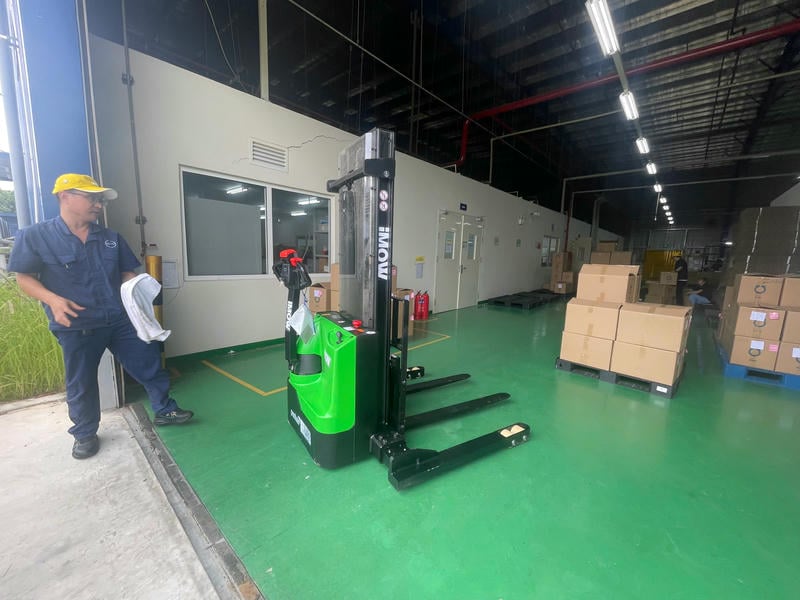 Xe Nâng điện đứng Lái 1.5 Tấn Stacker Imow 2