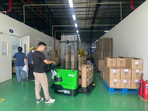 Xe Nâng điện đứng Lái 1.5 Tấn Stacker Imow 4