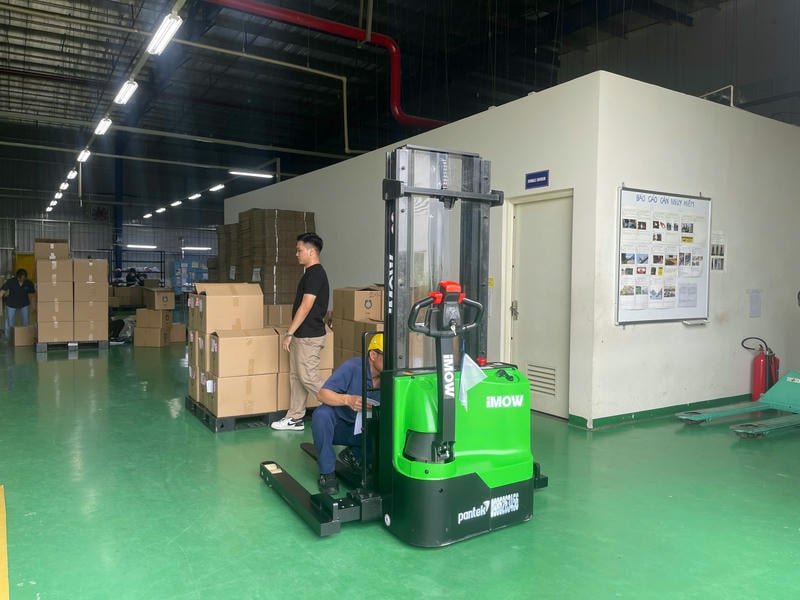 Ưu điểm lớn nhất là giảm sức người khi kéo đẩy pallet nặng
