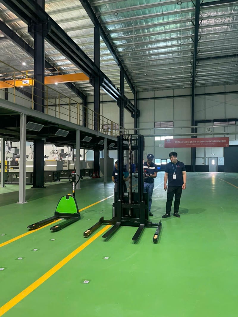 Stacker, reach truck và đối trọng đứng lái cho kho vật tư