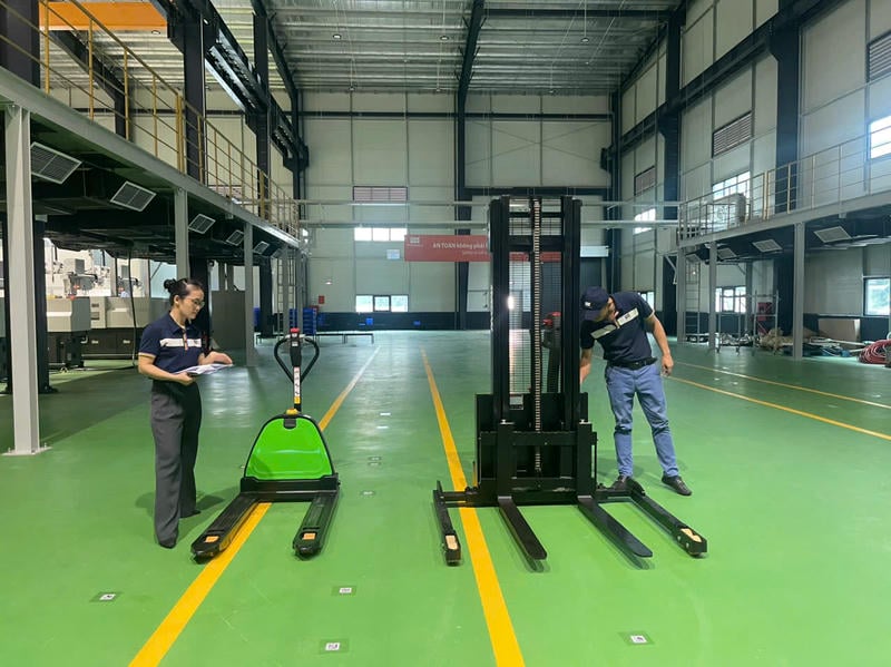 Xe nâng điện đứng lái 1.5 tấn cho nhu cầu công trình khác nhau