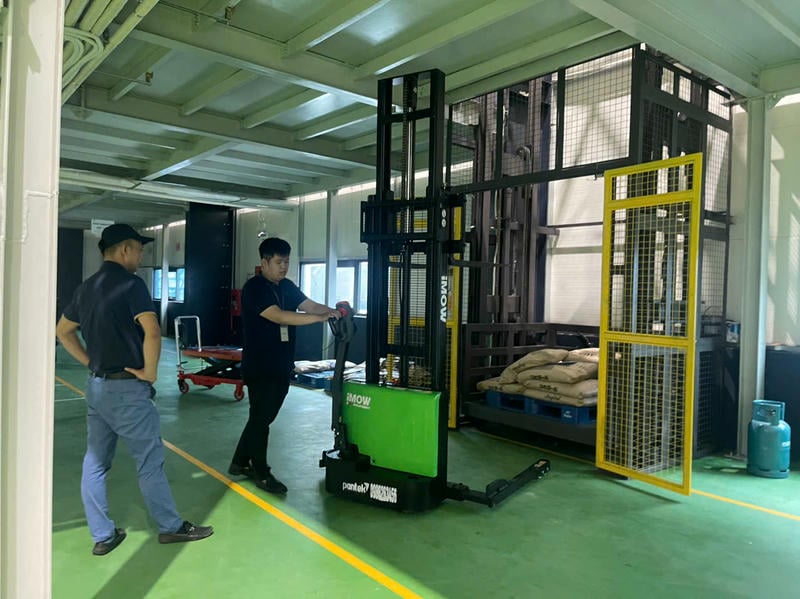 Nếu kệ hàng cao 6m đến 10m, reach truck là lựa chọn hợp lý hơn stacker