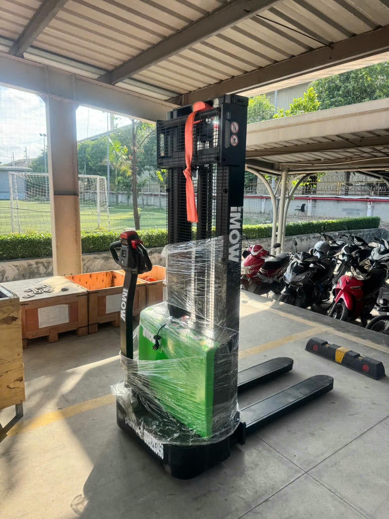 Xe nâng điện đứng lái phù hợp lối đi hẹp, thao tác nhanh và nâng hàng