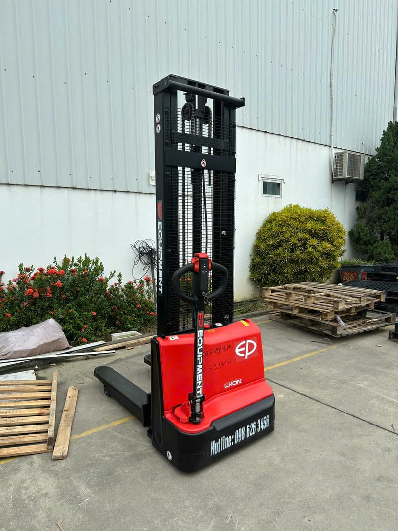 Xe đứng lái 1.8 tấn phù hợp tần suất cao và lối đi hẹp hơn