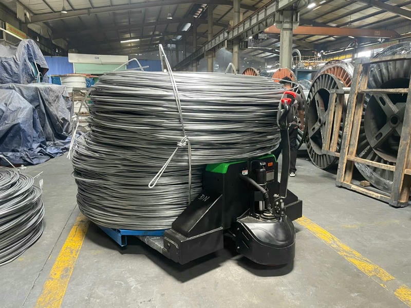 Lithium - không vượt tải trọng 1.500 kg và đặt hàng cân đối trên càng