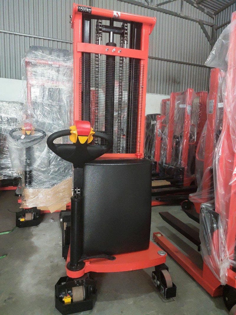 Trước mỗi ca, cần kiểm tra phanh, bánh xe, xích nâng, mức điện ắc quy và