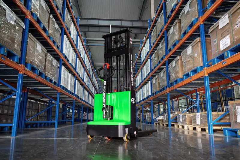 Xe nâng điện đứng lái nên chọn Stacker hay Reach Truck?