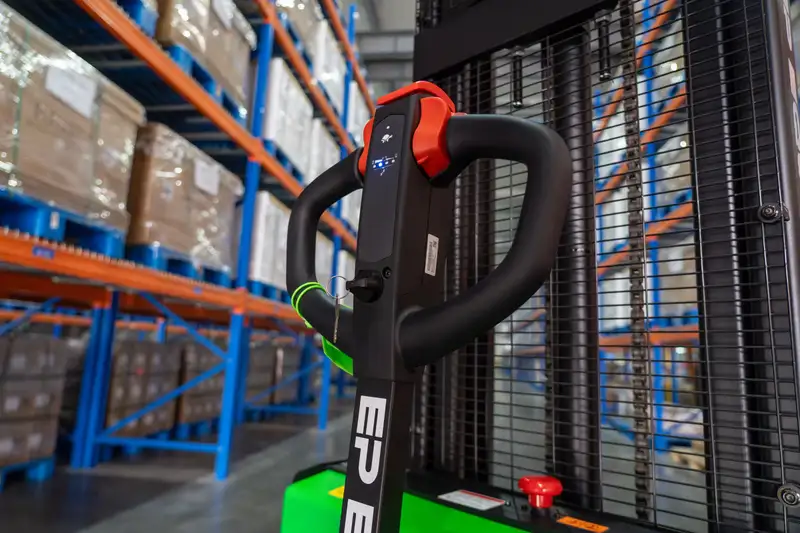 Xe nâng điện stacker DS4 thể hiện tải 1.5 tấn và nâng 3000mm