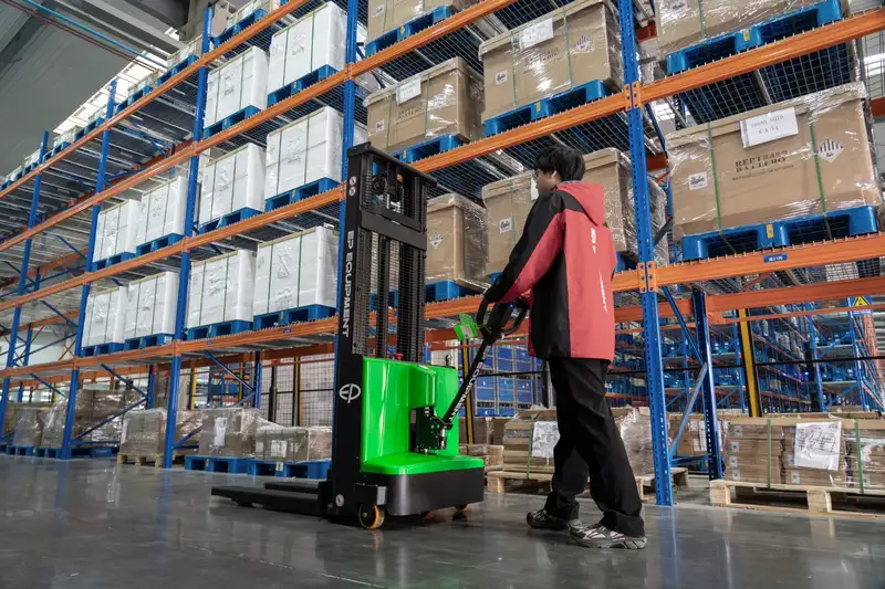 Xe Nâng Điện Stacker 1.5 Tấn DS4 với càng hạ thấp 92 mm