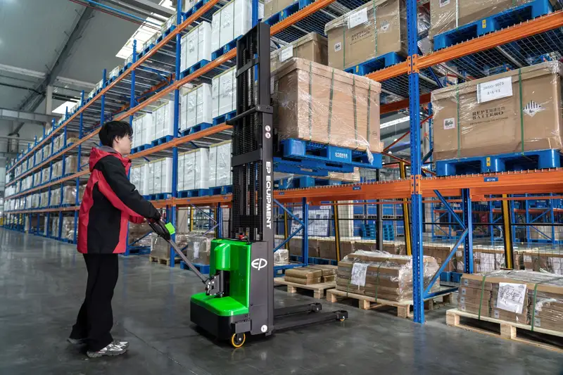 DS4 - khu sản xuất và khu vực backroom cần xe nâng điện stacker nhỏ