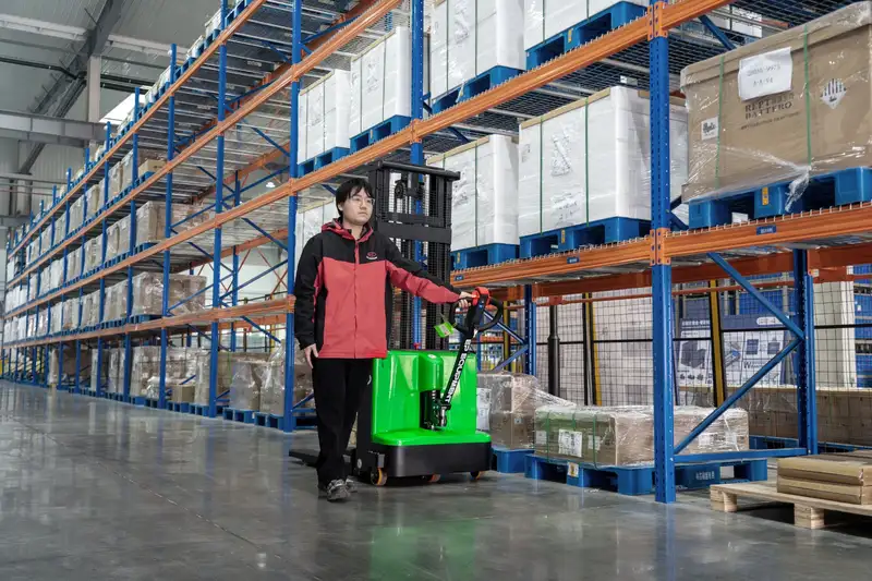 Xe nâng điện stacker DS4 so sánh pin Li-ion và ắc quy chì axít