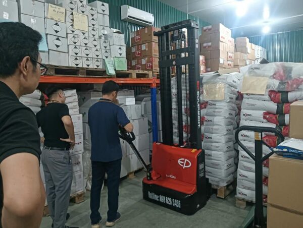 Xe Nâng điện đứng Lái 1.5 Tấn 1