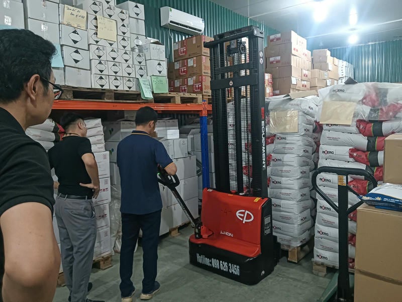 Lithium phù hợp vận hành nhiều ca, sạc nhanh và ít bảo trì; chì axit phù