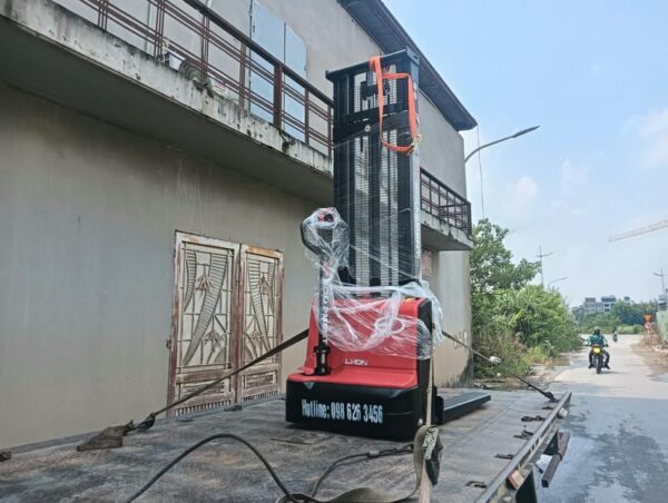 Xe Nâng điện đứng Lái 1.5 Tấn 2