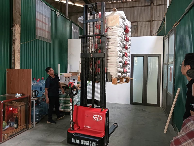 Xe nâng điện đứng lái 1.8 tấn có thể dùng pin lithium hoặc ắc quy chì