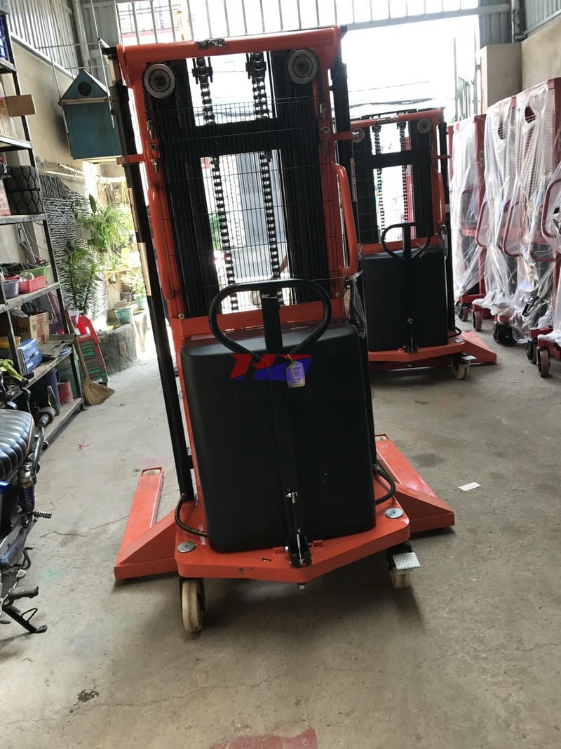 Xe nâng pallet bán tự động phù hợp hơn xe tay cơ khi tần suất nâng