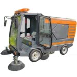 Xe Quét Rác Hút Bụi Ngồi Lái Cabin Kín U220CAR Nguồn 48V/300AhXe Quét Rác Hút Bụi Ngồi Lái Cabin Kín U220car 1