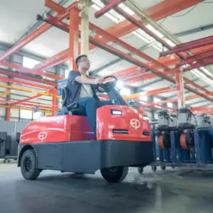 Người lái xe kéo điện EP QDD601T di chuyển hàng hóa trong kho rộng