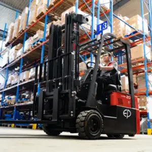Xe nâng điện TVL181 ngồi lái di chuyển giữa kệ hàng cao