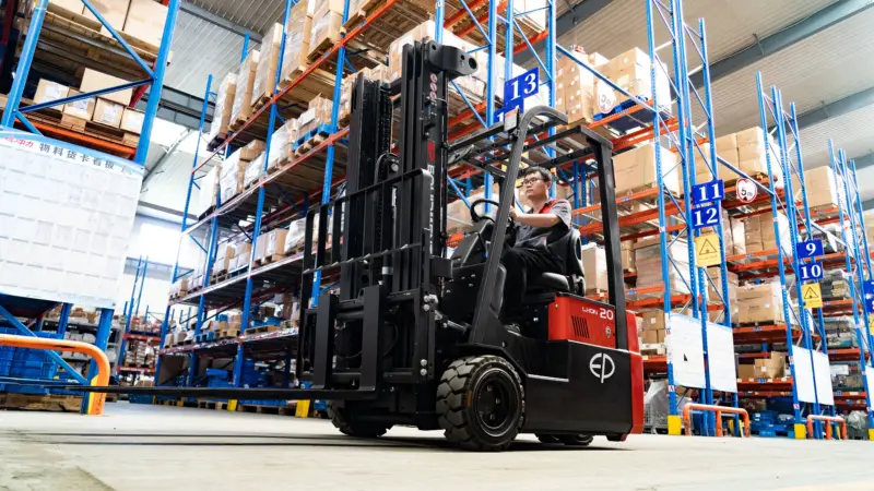 Xe nâng điện TVL181 ngồi lái di chuyển giữa kệ hàng cao