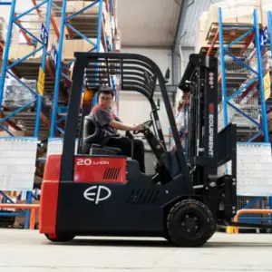Xe nâng điện TVL181 di chuyển trong kho giữa các kệ cao