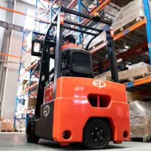 Xe nâng điện TVL181 vận hành trong kho hàng giữa các kệ cao