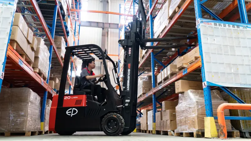 Xe nâng điện TVL181 di chuyển hàng hóa trong kho cao kệ