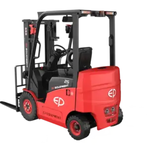 Xe nâng điện EP CPD25FC màu đỏ đen vận hành trong kho lạnh