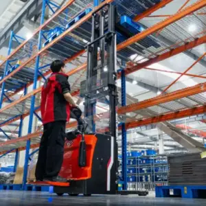 Xe nâng điện đứng lái RSL16i-PRO hỗ trợ xếp hàng cao trong kho
